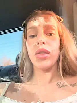 kira mia online show from March 28, 3:33 pm