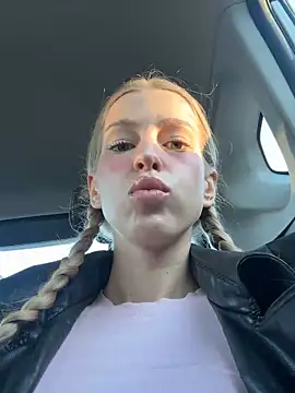 kira mia online show from April 11, 3:49 pm