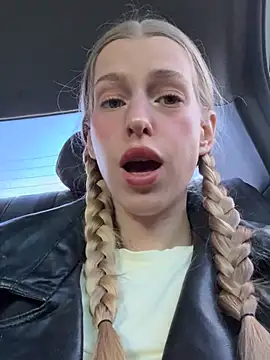 kira mia online show from April 17, 4:10 pm