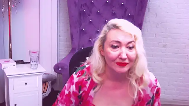 Snapshot of LadyKriss chatting on November 6, 6:14 am LadyKriss online show from November 6, 6:14 am