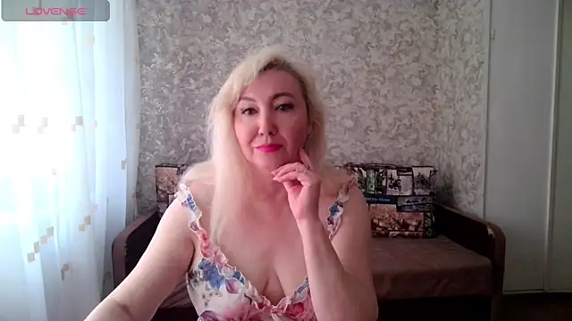 Snapshot of LadyKriss chatting on April 2, 6:00 am LadyKriss online show from April 2, 6:00 am