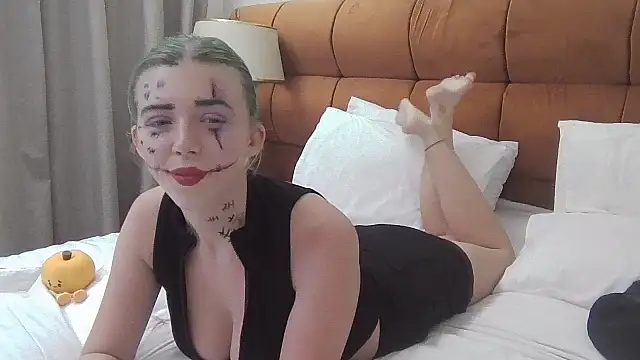 Snapshot of SweetShyMona chatting on October 31, 3:13 pm SweetShyMona online show from October 31, 3:13 pm