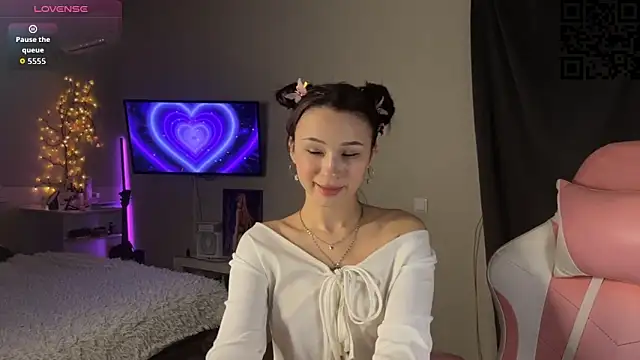 ella simons online show from December 2, 1:11 am