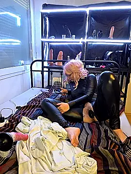 LunaXshade online show from January 11, 1:05 pm