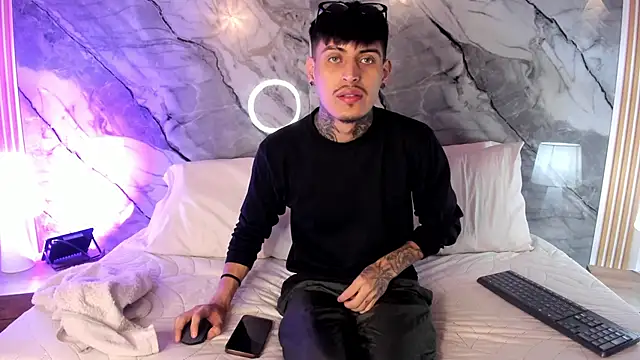 Snapshot of enzorodriguezz chatting on November 6, 1:01 pm enzorodriguezz online show from November 6, 1:01 pm