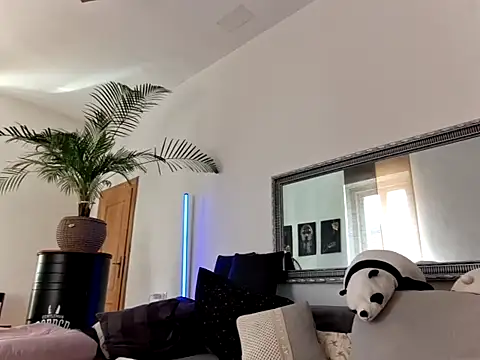 couple mistery online show from April 19, 10:14 am