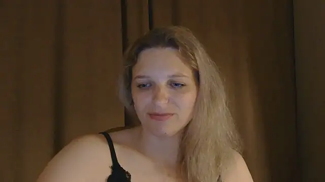 Snapshot of ElisSky301 chatting on June 6, 8:24 pm ElisSky301 online show from June 6, 8:24 pm