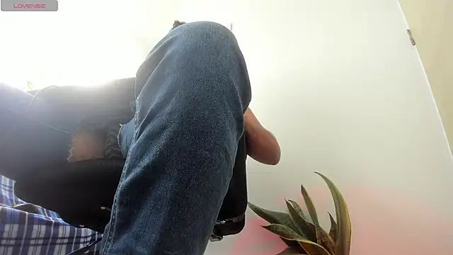 Snapshot of Alexxx_feethis chatting on November 18, 7:29 pm Alexxx feethis online show from November 18, 7:29 pm