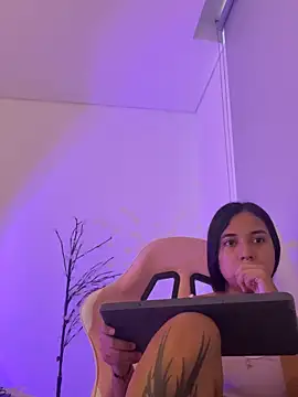 aly nicols online show from December 20, 10:17 pm