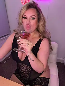 Scottish Milf Bella xo online show from November 3, 9:27 pm
