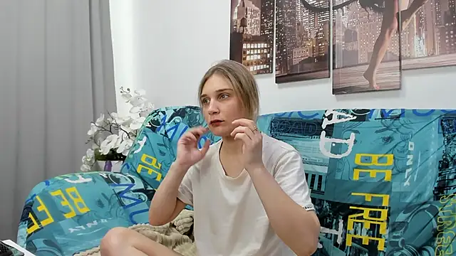 Snapshot of Tenderly_Sophie chatting on May 27, 1:02 am Tenderly Sophie online show from May 27, 1:02 am