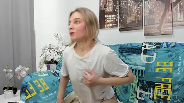 Snapshot of Tenderly_Sophie chatting on May 29, 8:23 am Tenderly Sophie online show from May 29, 8:23 am