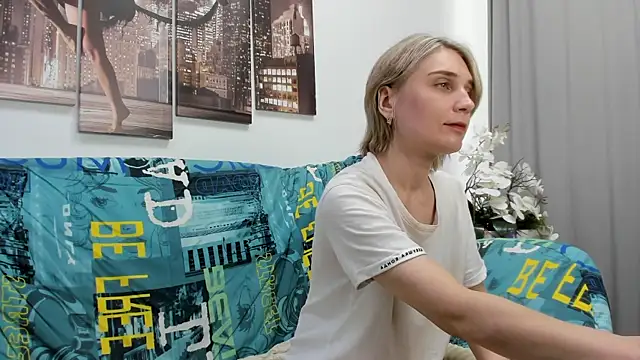 Snapshot of Tenderly_Sophie chatting on June 7, 1:21 am Tenderly Sophie online show from June 7, 1:21 am
