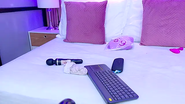 AdelineJhones online show from December 4, 2:15 pm