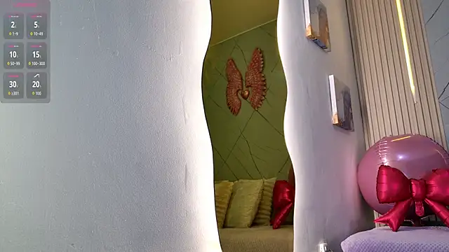 Snapshot of Sara_swift9 chatting on February 14, 8:05 pm Sara swift9 online show from February 14, 8:05 pm