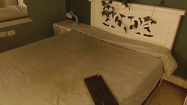 Samantha  Benet online show from November 18, 7:40 pm