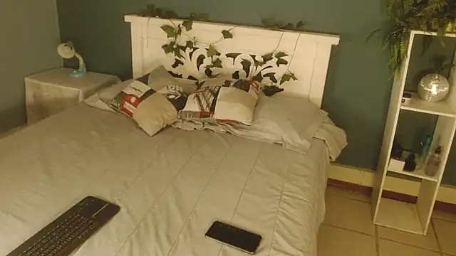 Samantha  Benet online show from November 25, 8:09 pm