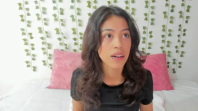 emily jonessxx online show from February 2, 6:28 pm