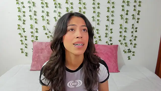 emily jonessxx online show from February 13, 6:15 pm