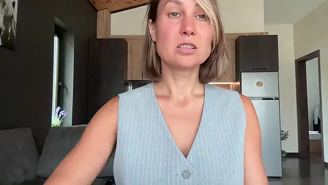 Snapshot of AliceLili chatting on June 24, 7:29 am AliceLili online show from June 24, 7:29 am