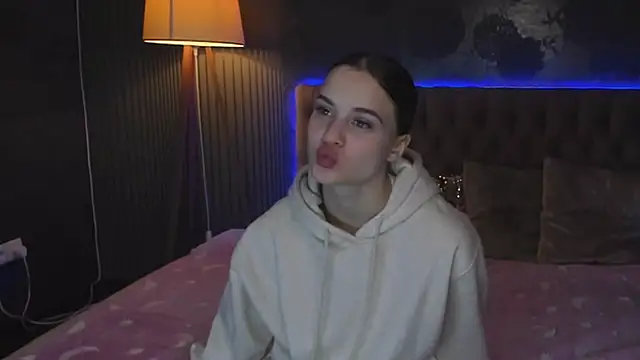 LuisaClover online show from November 9, 1:31 pm