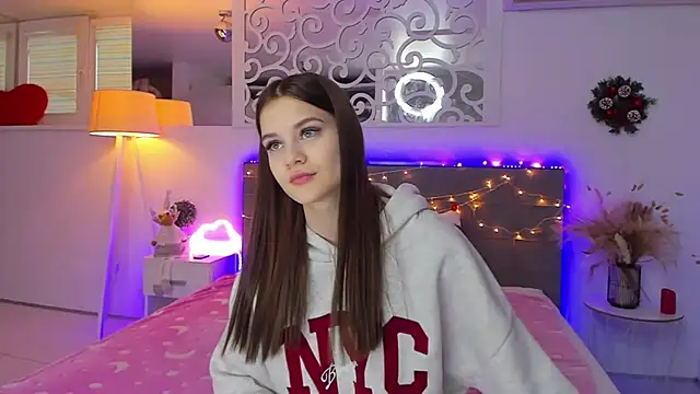 LuisaClover online show from December 14, 1:16 pm