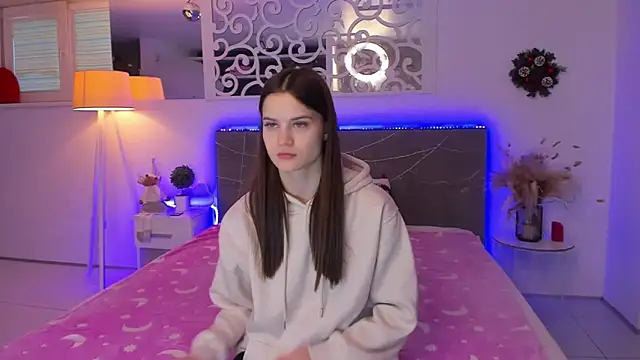 LuisaClover online show from December 19, 1:07 pm