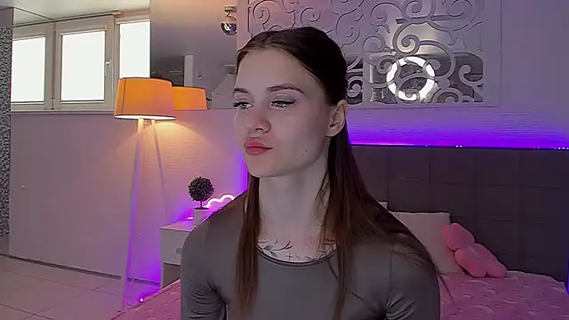 LuisaClover online show from April 13, 12:32 pm