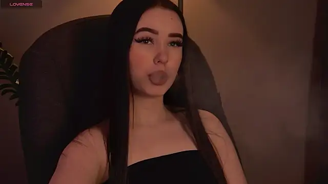 EricaKors online show from April 8, 3:45 pm