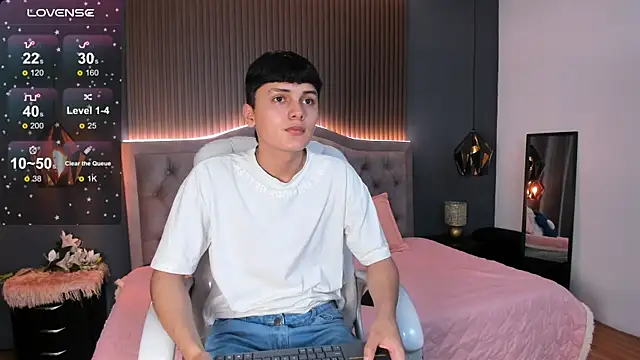 Maxii18  online show from November 13, 7:13 pm