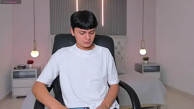 Maxii18  online show from December 19, 6:15 pm