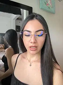 IslaCole online show from November 5, 8:20 pm