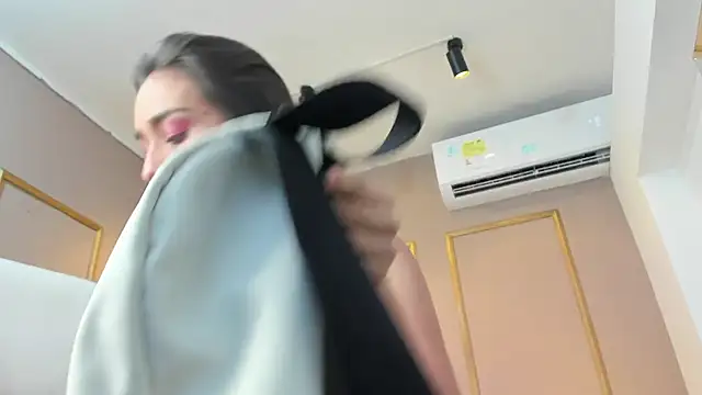 NahimiThompson online show from November 10, 7:24 pm