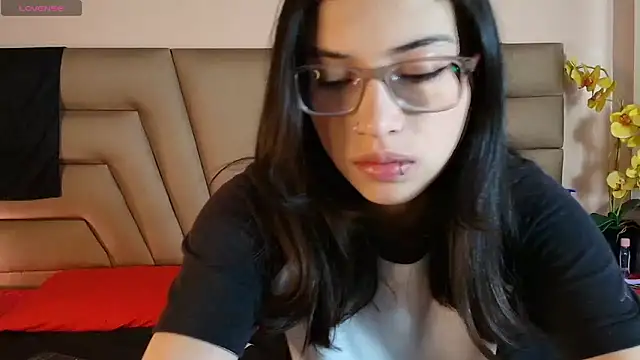 Snapshot of Crimsonsecretts chatting on January 15, 12:21 pm Crimsonsecretts online show from January 15, 12:21 pm