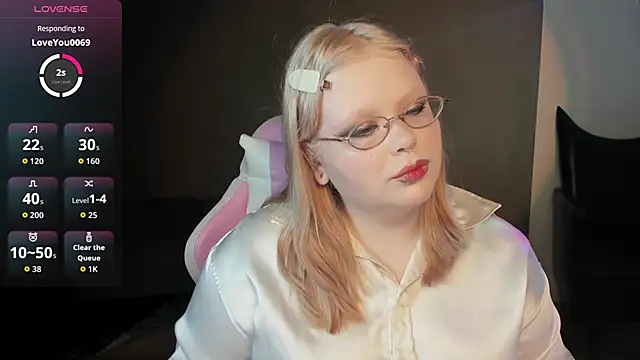 Snapshot of LottieReed chatting on May 22, 7:04 am LottieReed online show from May 22, 7:04 am