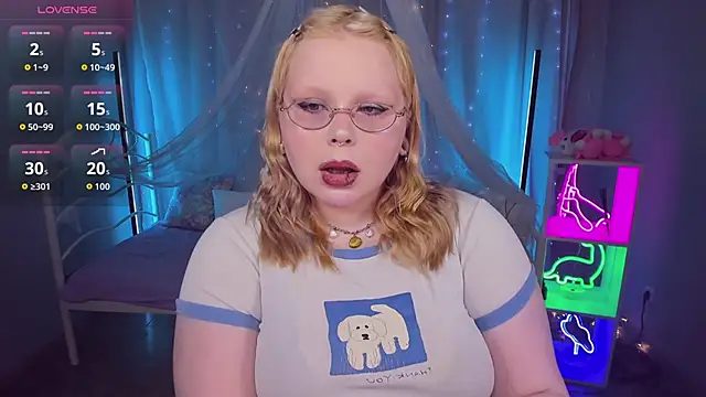 Snapshot of LottieReed chatting on June 7, 12:09 pm LottieReed online show from June 7, 12:09 pm