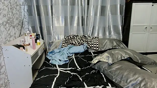 Snapshot of _Lachica_ chatting on April 6, 6:47 am Lachica online show from April 6, 6:47 am