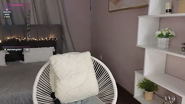 Snapshot of LilCatalia chatting on June 5, 10:21 am LilCatalia online show from June 5, 10:21 am