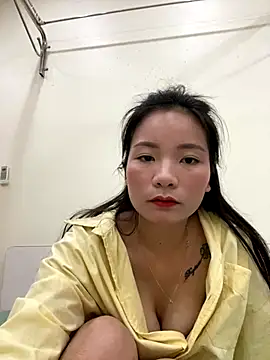 Bee Yellow00 online show from October 29, 5:10 am