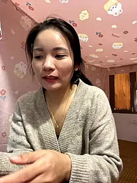 Bee Yellow00 online show from November 23, 2:22 am