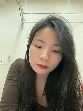 Bee Yellow00 online show from December 15, 4:39 am