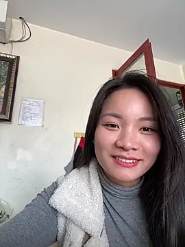 Bee Yellow00 online show from December 18, 3:56 am