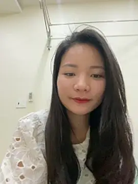 Bee Yellow00 online show from December 23, 6:00 am