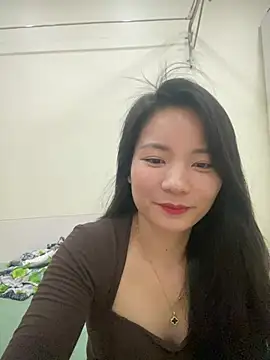 Bee Yellow00 online show from April 6, 4:32 am