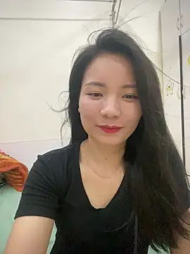 Bee Yellow00 online show from April 16, 5:30 am