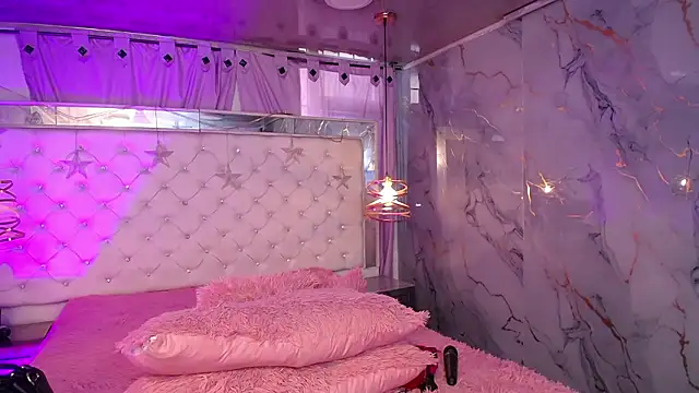 Snapshot of Melissa-roberts chatting on February 14, 1:41 pm Melissa-roberts online show from February 14, 1:41 pm