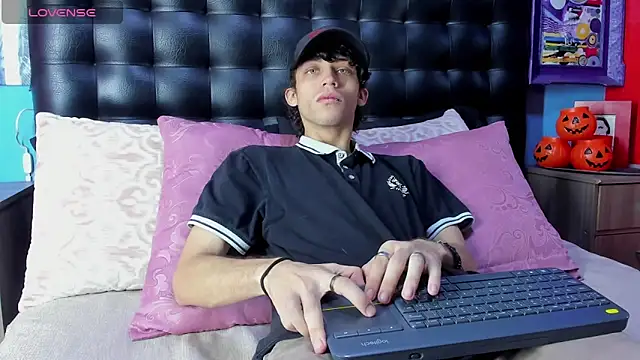 Snapshot of Khalid16_ chatting on October 30, 1:56 pm Khalid16 online show from October 30, 1:56 pm