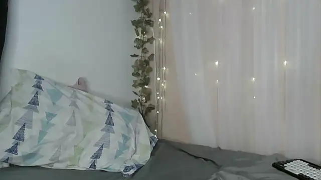 angelicahotparis18 online show from December 4, 1:04 am