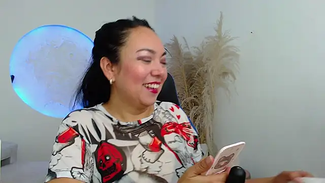 Yadis hot online show from October 31, 8:21 pm