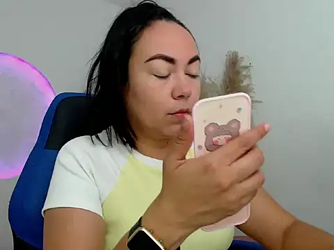 Yadis hot online show from November 15, 9:00 pm